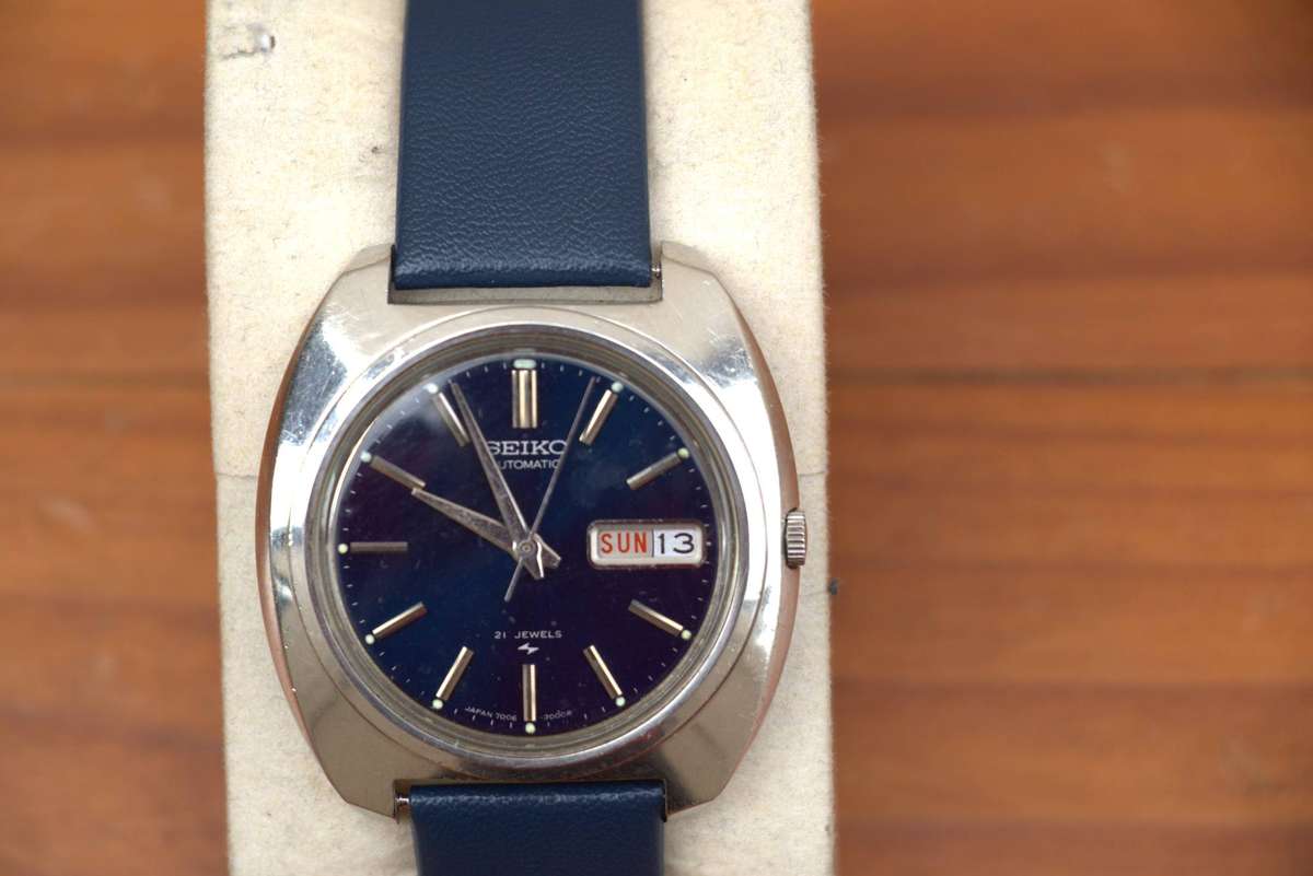 VINTAGE BLUE DIAL SEIKO AUTOMATIC MENS WATCH - REF. 7006-7000