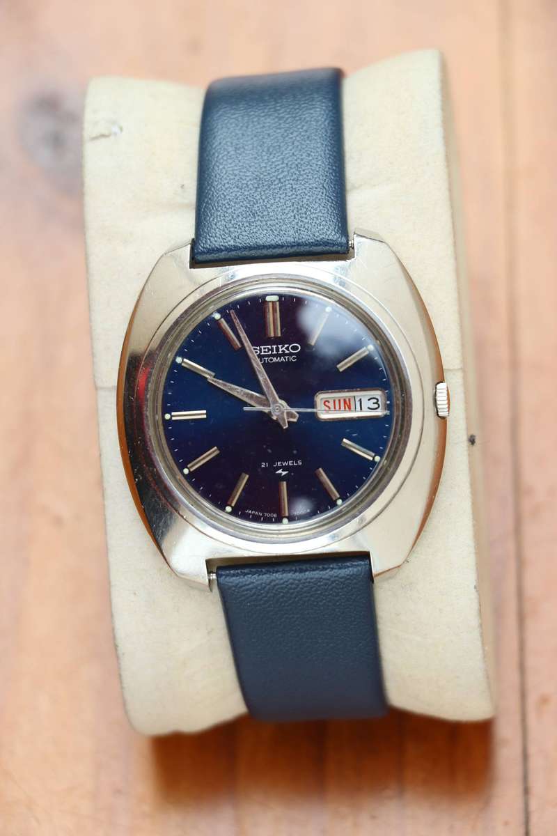 VINTAGE BLUE DIAL SEIKO AUTOMATIC MENS WATCH - REF. 7006-7000