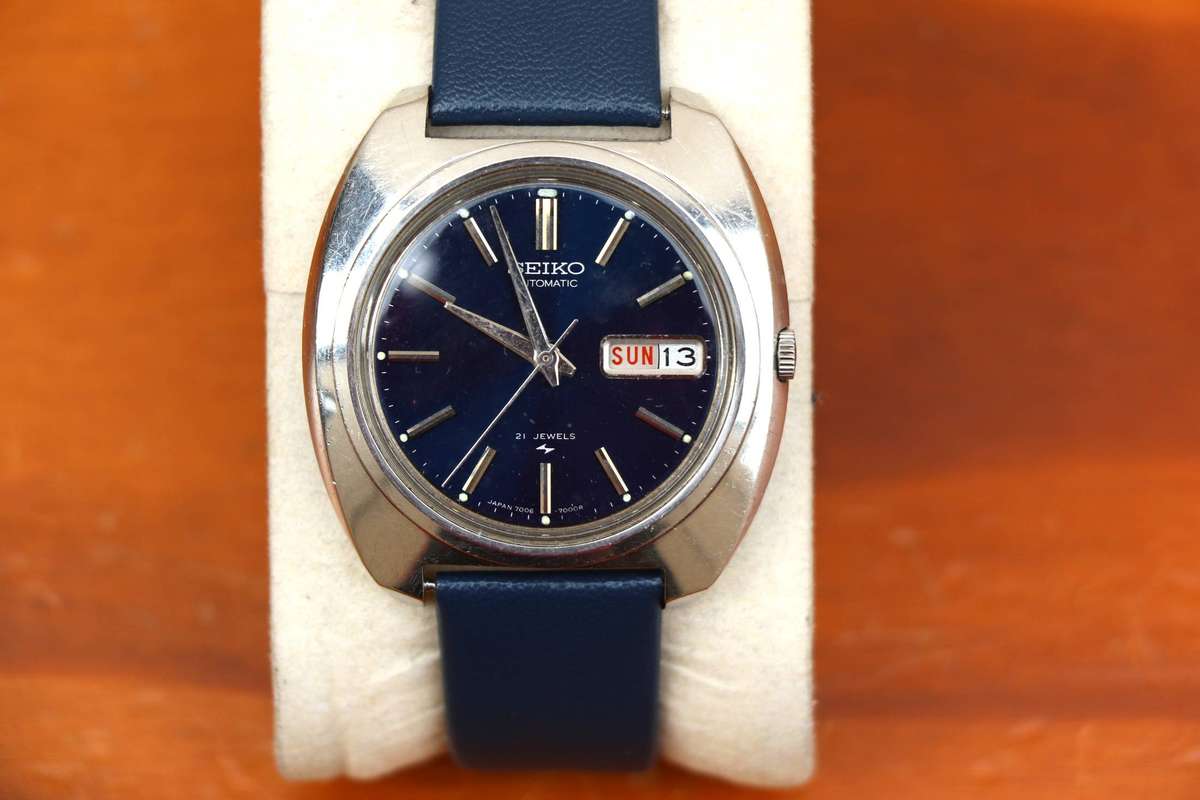VINTAGE BLUE DIAL SEIKO AUTOMATIC MENS WATCH - REF. 7006-7000