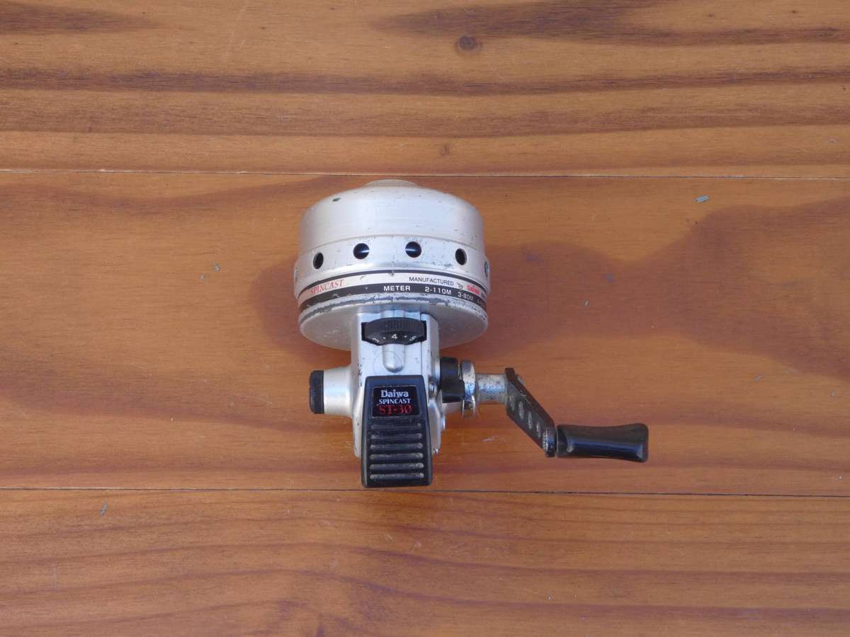 VINTAGE DAIWA SPINCAST REEL - ST-30 (MADE IN JAPAN)