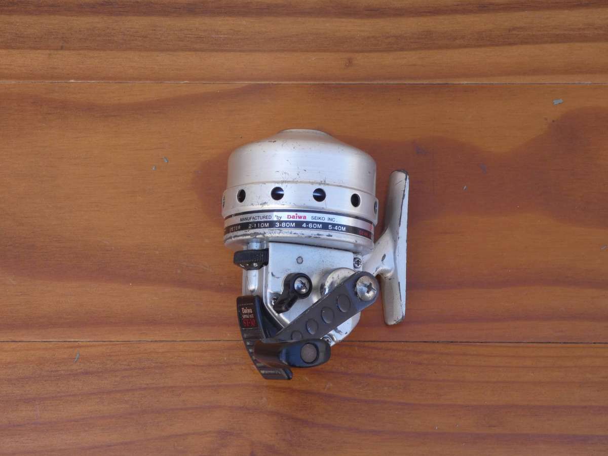 VINTAGE DAIWA SPINCAST REEL - ST-30 (MADE IN JAPAN)