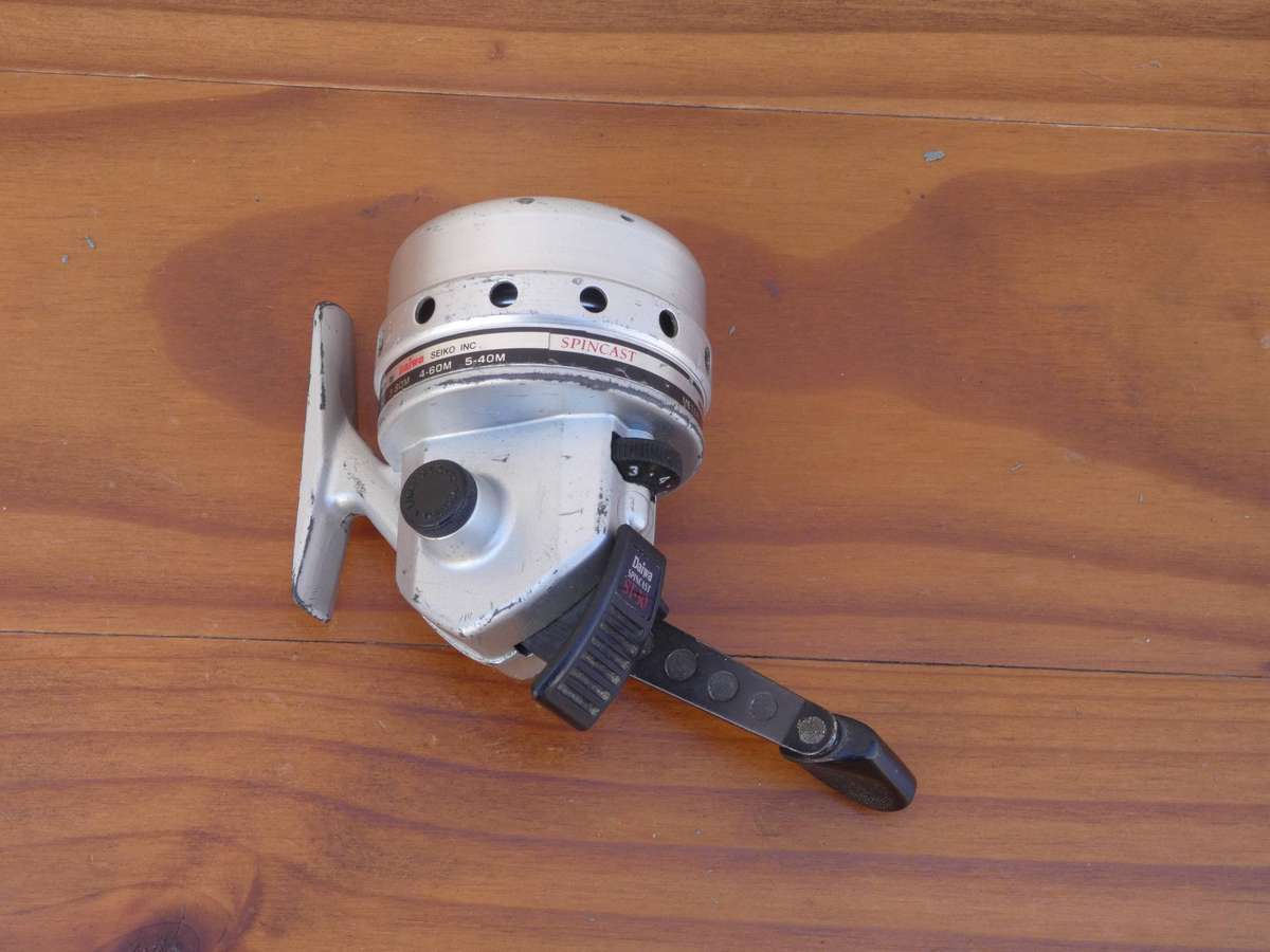 VINTAGE DAIWA SPINCAST REEL - ST-30 (MADE IN JAPAN)