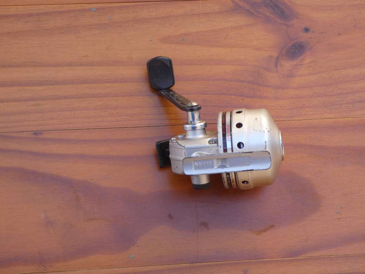 VINTAGE DAIWA SPINCAST REEL - ST-30 (MADE IN JAPAN)