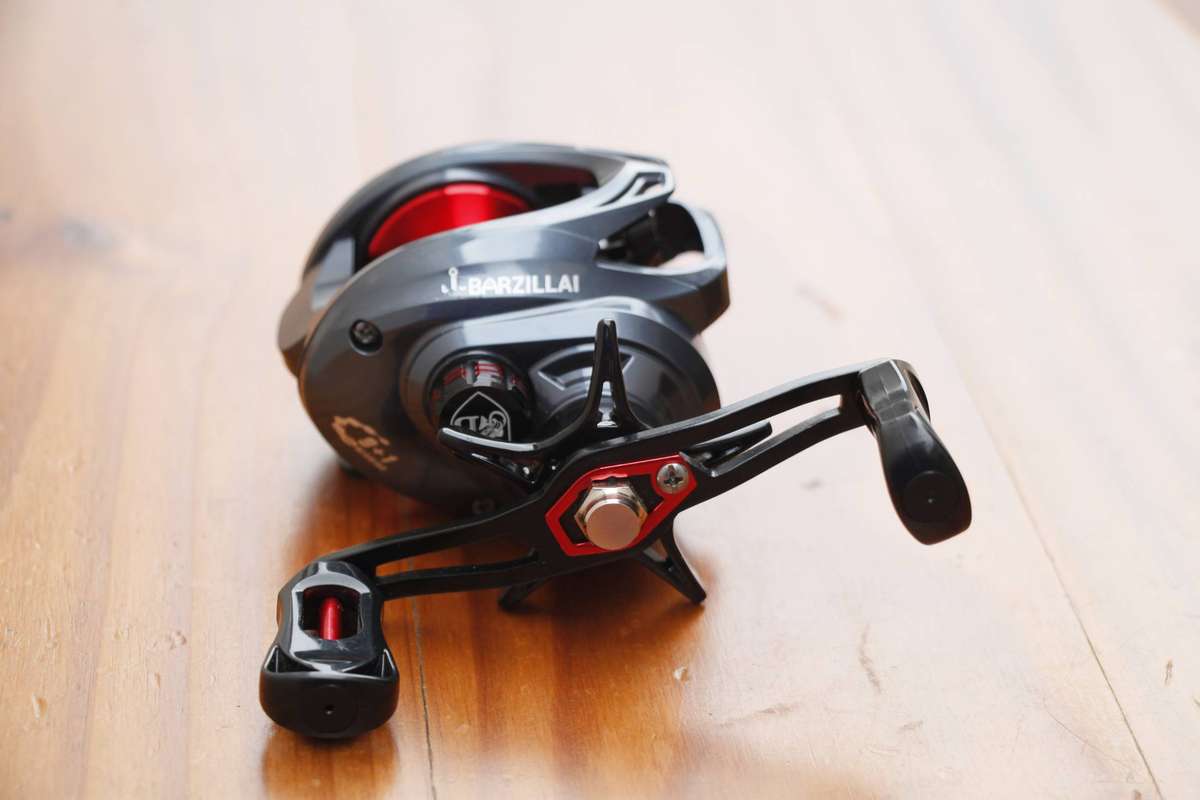 BASS FISHING BAITCAST REEL - GREY