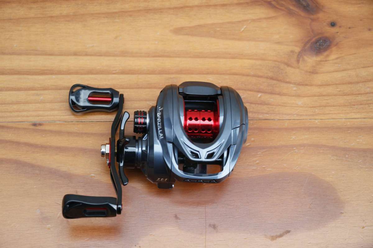 BASS FISHING BAITCAST REEL - GREY