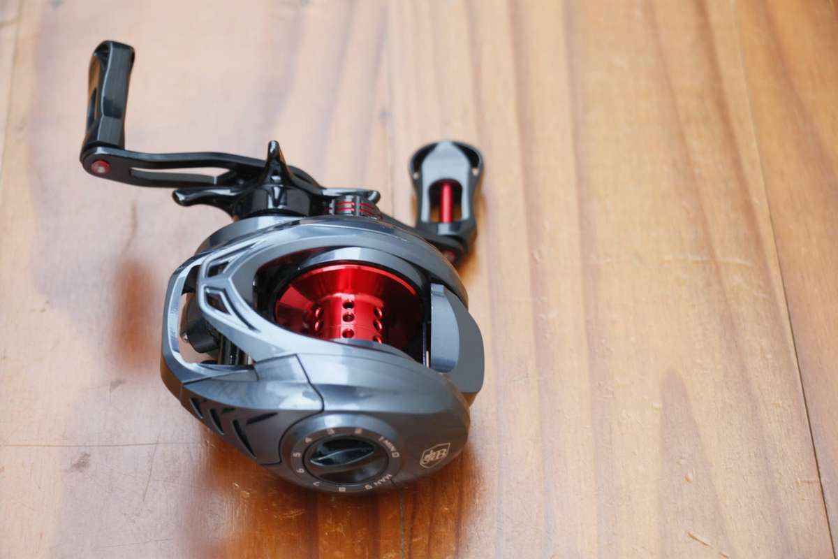 BASS FISHING BAITCAST REEL - GREY
