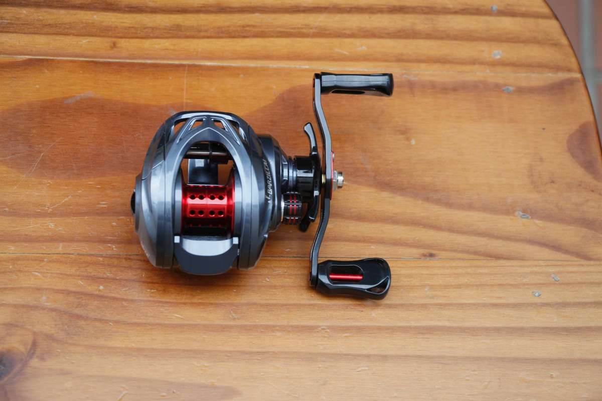 BASS FISHING BAITCAST REEL - GREY