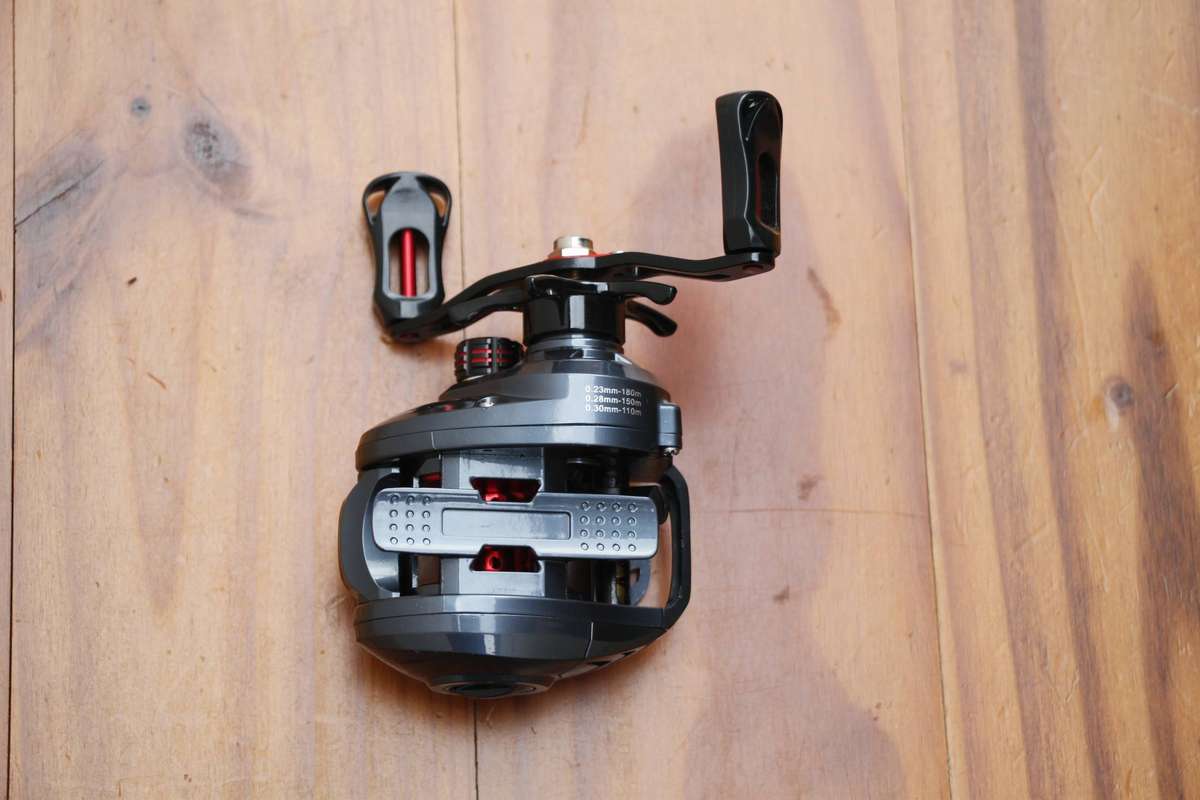 BASS FISHING BAITCAST REEL - GREY