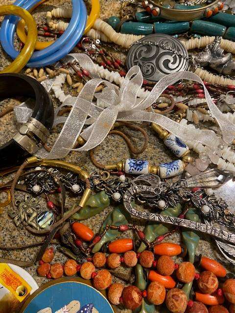 Vintage jewellery mix