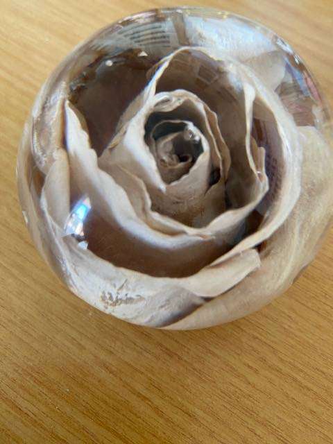 VINTGE RESIN ROSE PAPER WEIGHT