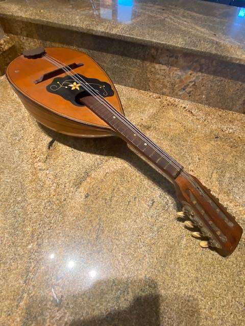 VINTAGE BOWL-BACK MANDOLIN
