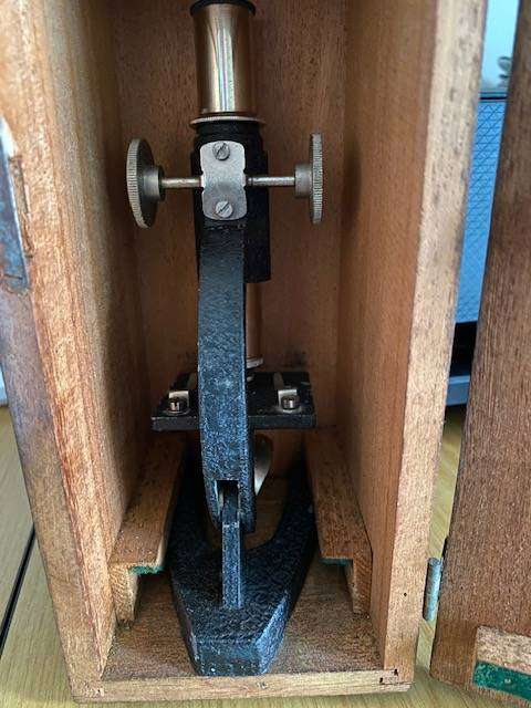 VINTAGE  MICRSCOPE IN WOODEN BOX