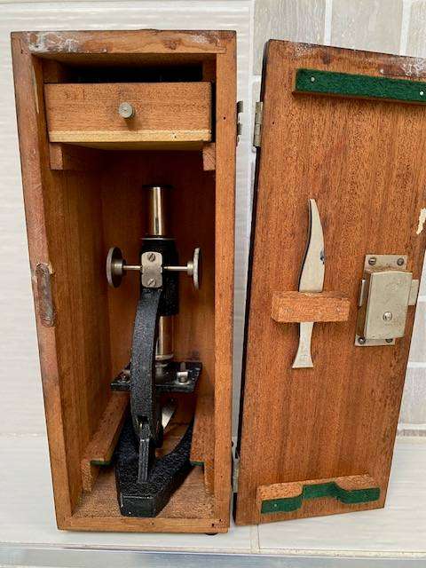 VINTAGE  MICRSCOPE IN WOODEN BOX