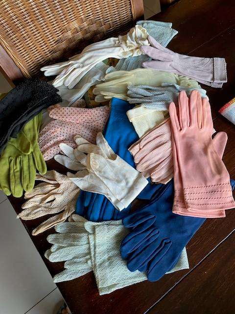 VINTAGE 17 PAIRS OF LADIES GLOVES