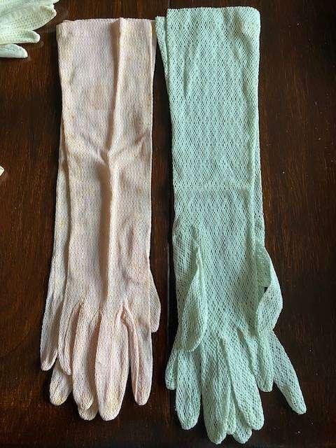 VINTAGE 17 PAIRS OF LADIES GLOVES