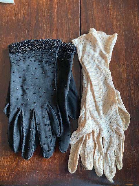 VINTAGE 17 PAIRS OF LADIES GLOVES