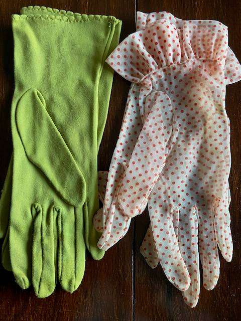 VINTAGE 17 PAIRS OF LADIES GLOVES