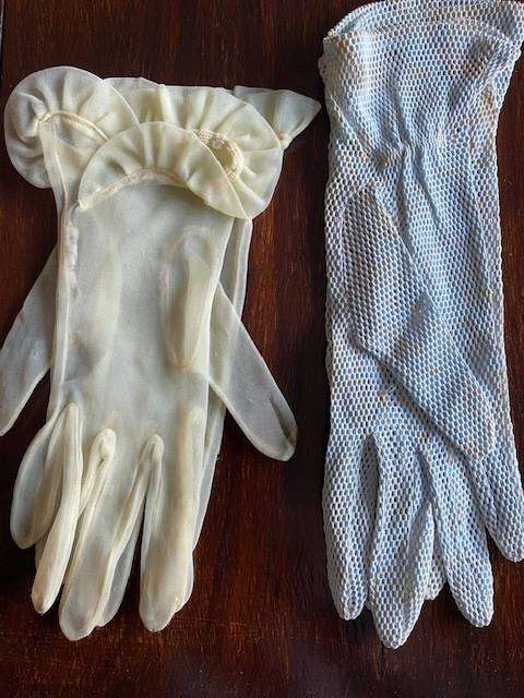 VINTAGE 17 PAIRS OF LADIES GLOVES