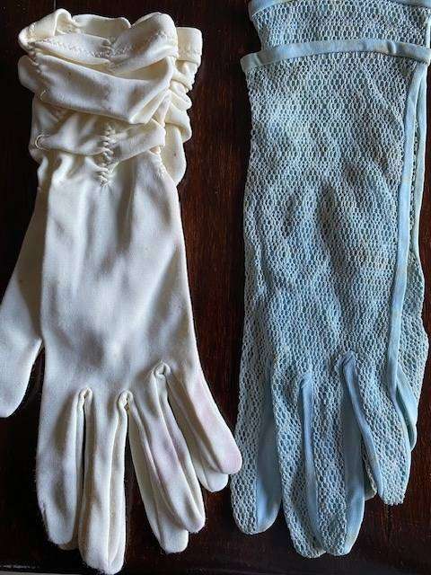 VINTAGE 17 PAIRS OF LADIES GLOVES