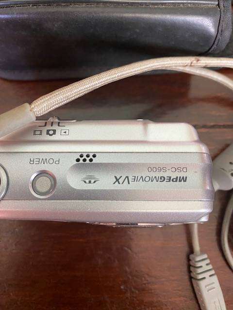SONY CAMERA CYBER-SHOT 6.0 MEGA PIXELS