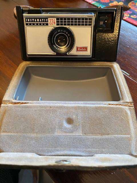 VINTAGE KODAK INSTAMATIC CAMERA 224