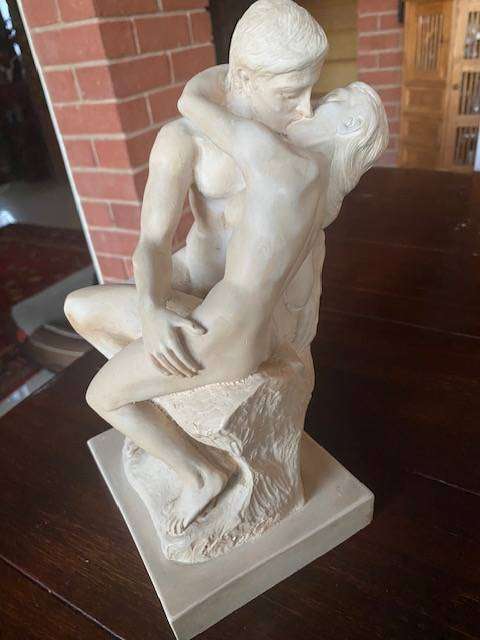 VINTAGE BEAUTIUL HEAVY STATUE OF LOVERS
