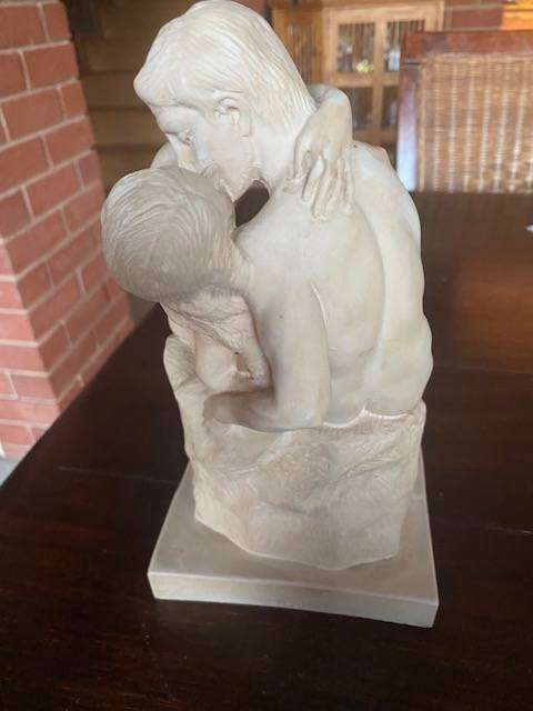 VINTAGE BEAUTIUL HEAVY STATUE OF LOVERS