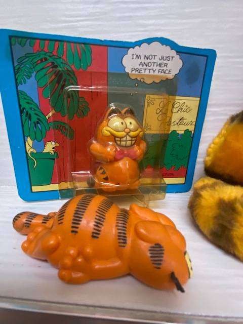 VINTAGE COLLECTIBLE GARFIELD LOT