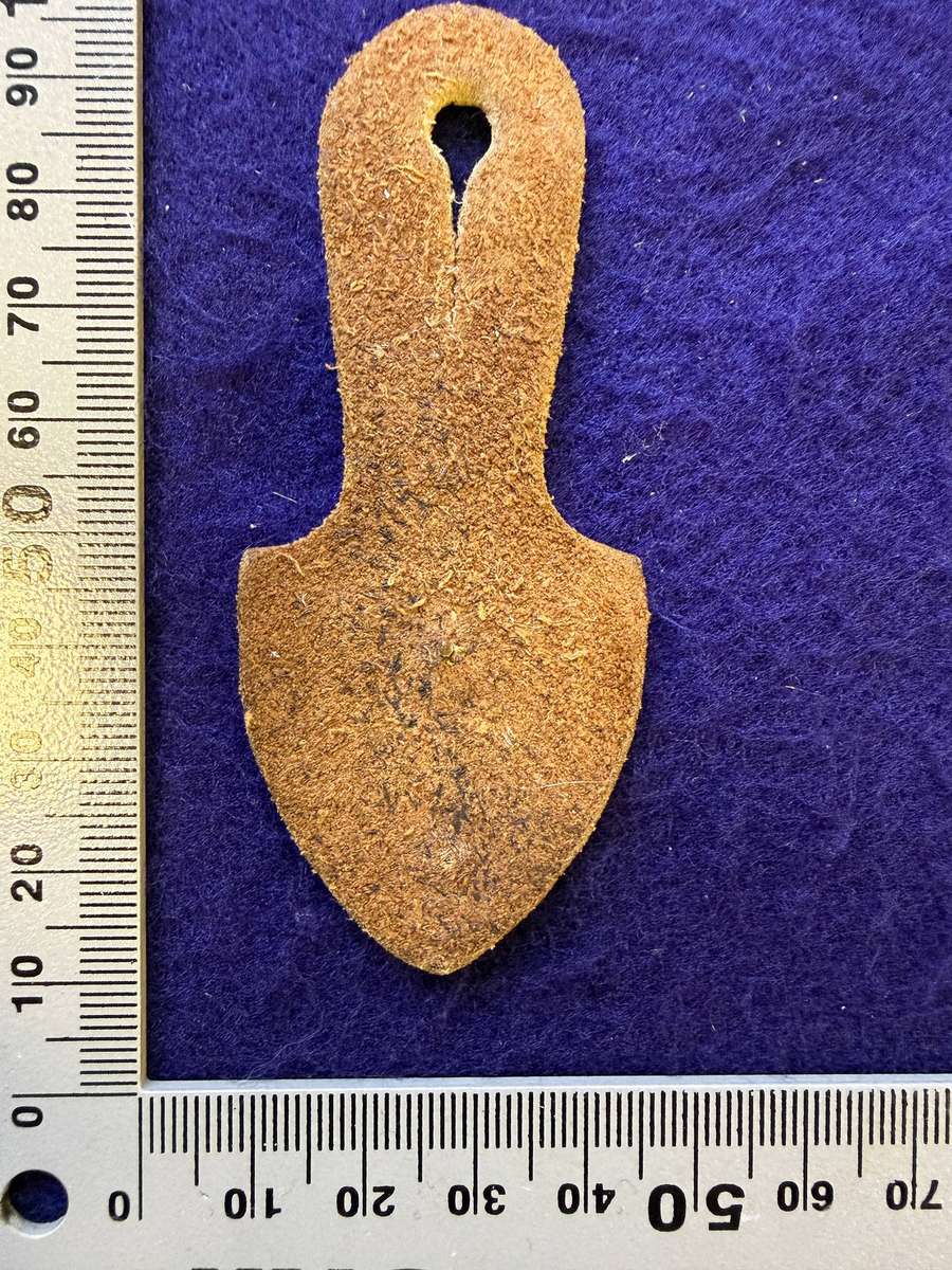 SADF - 1 RECCE / Reconnaissance Regiment - Fob Badge with Leather Backing (Ivory aged)