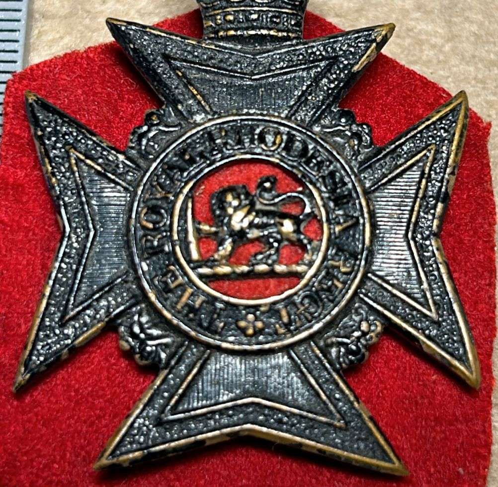 RHODESIA REGIMENT - CAP BADGE QC RRR