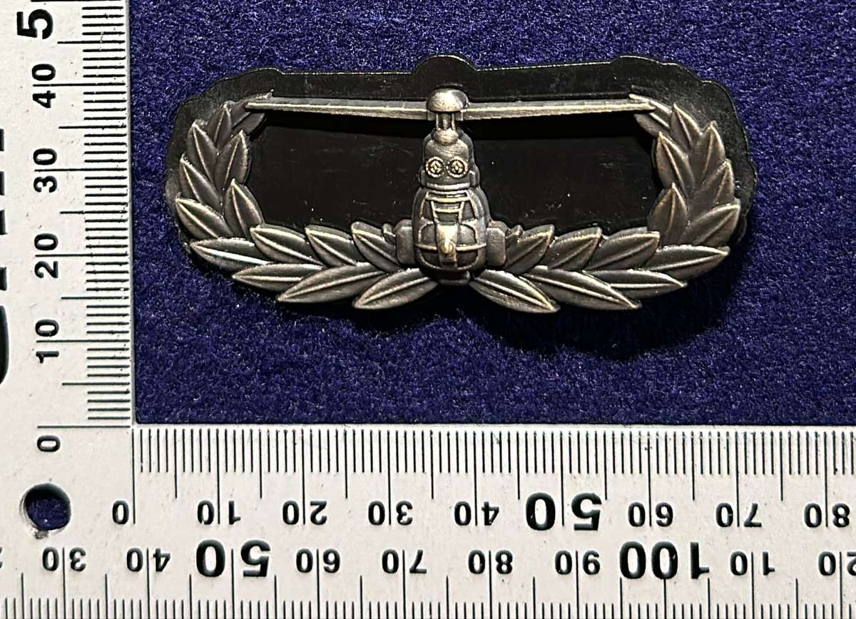 SA ARMY - Qualification Air Assault badge with Backing  (ONE PIN MISSING)