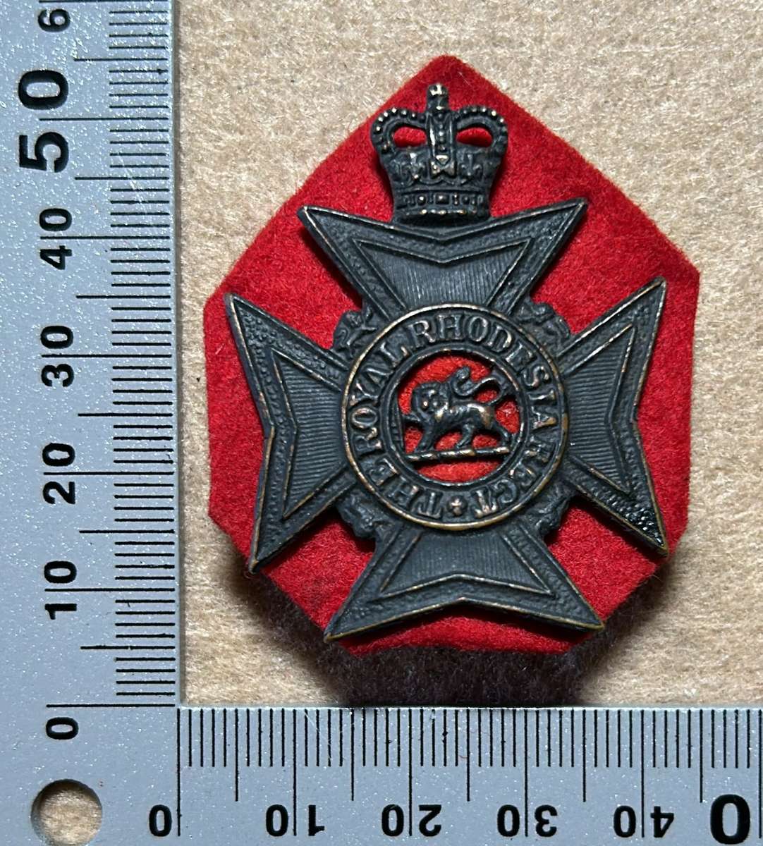 RHODESIA REGIMENT - CAP BADGE QC RRR