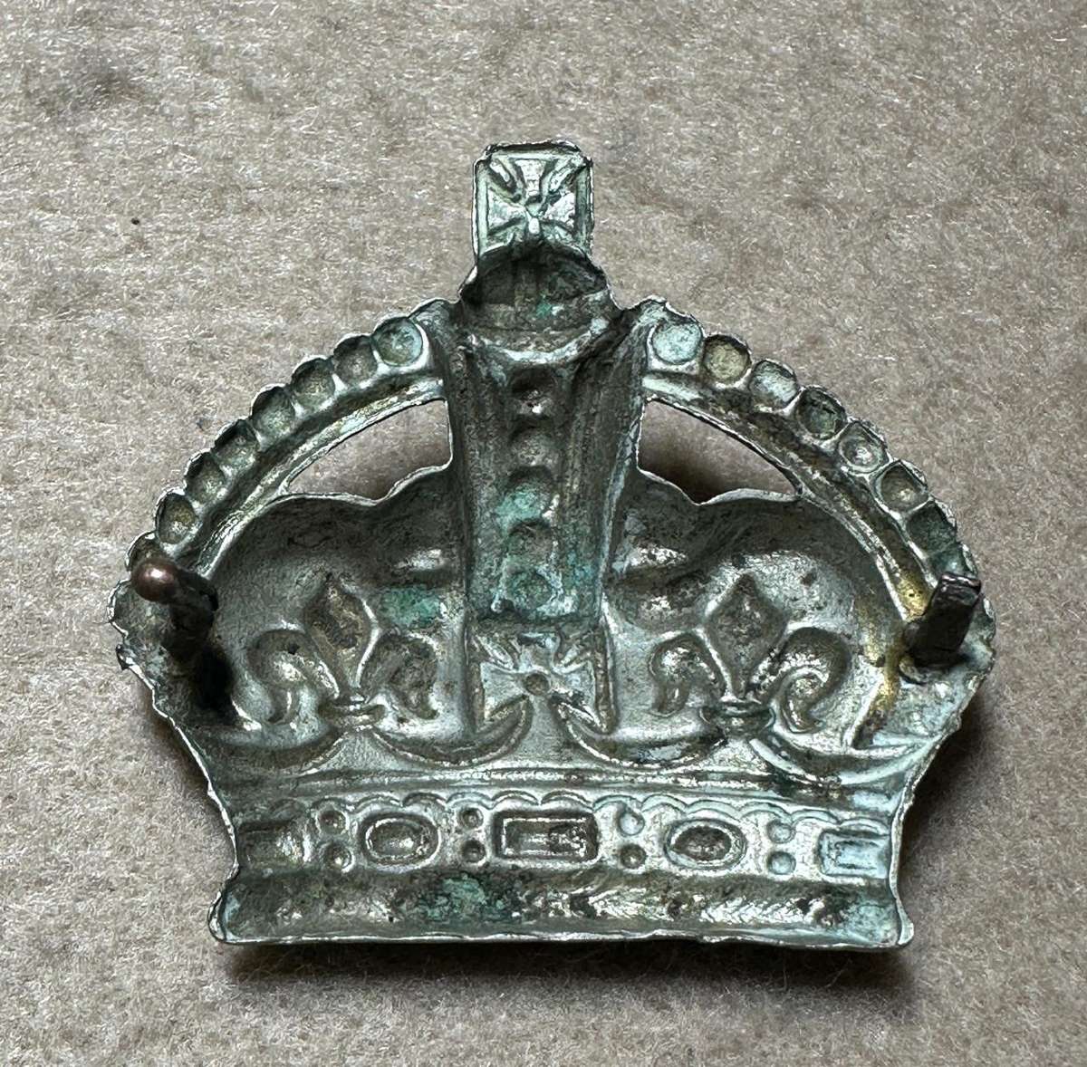 RHODESIA CROWNS AND PIPS - 1 LARGE WHITE METAL KC