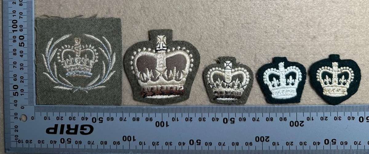 RHODESIA CROWNS AND PIPS - COTTON 1 WOII, 3 GREEN QC