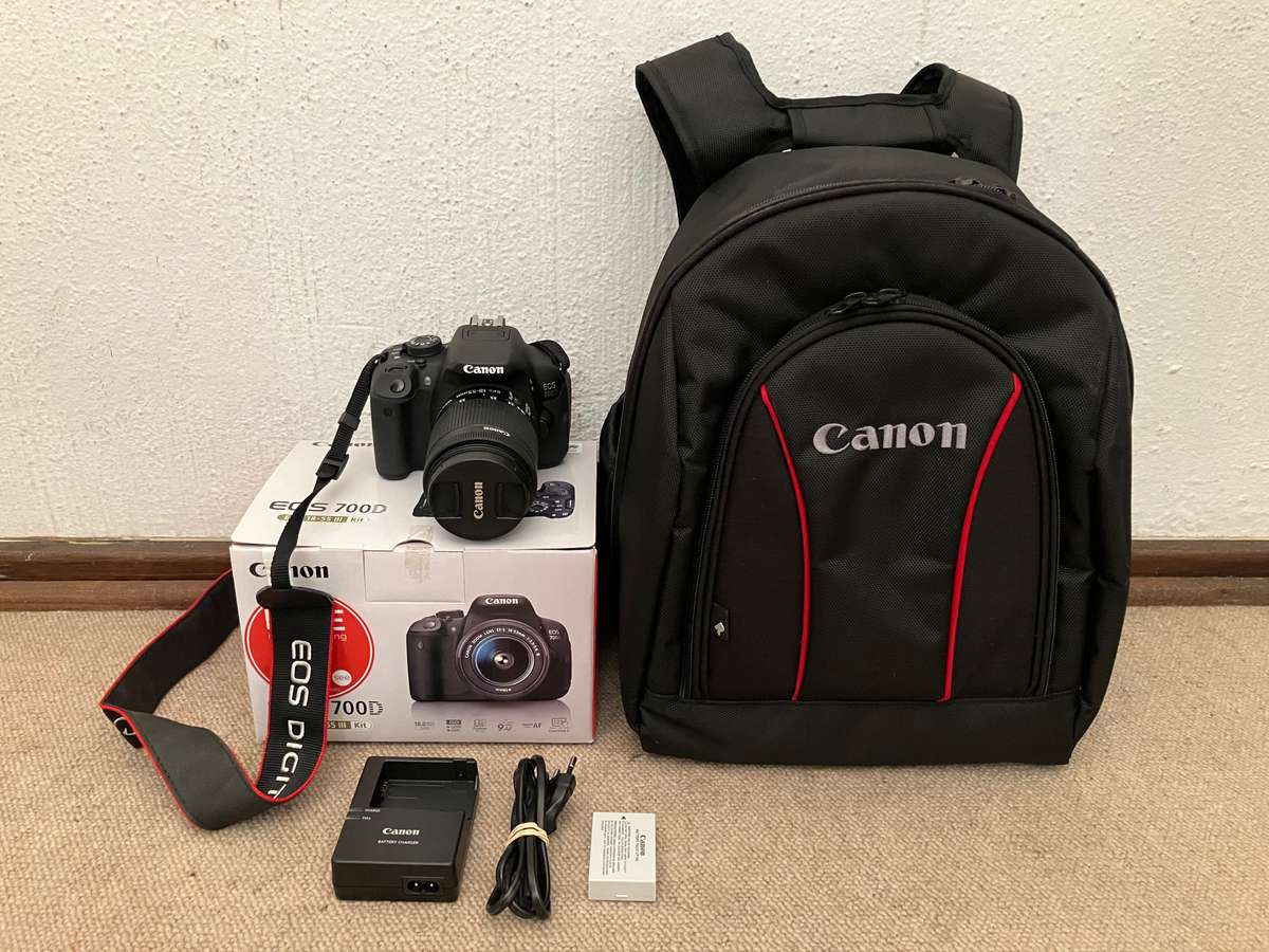 Canon EOS 700D, 18-55mm lens, camera bag