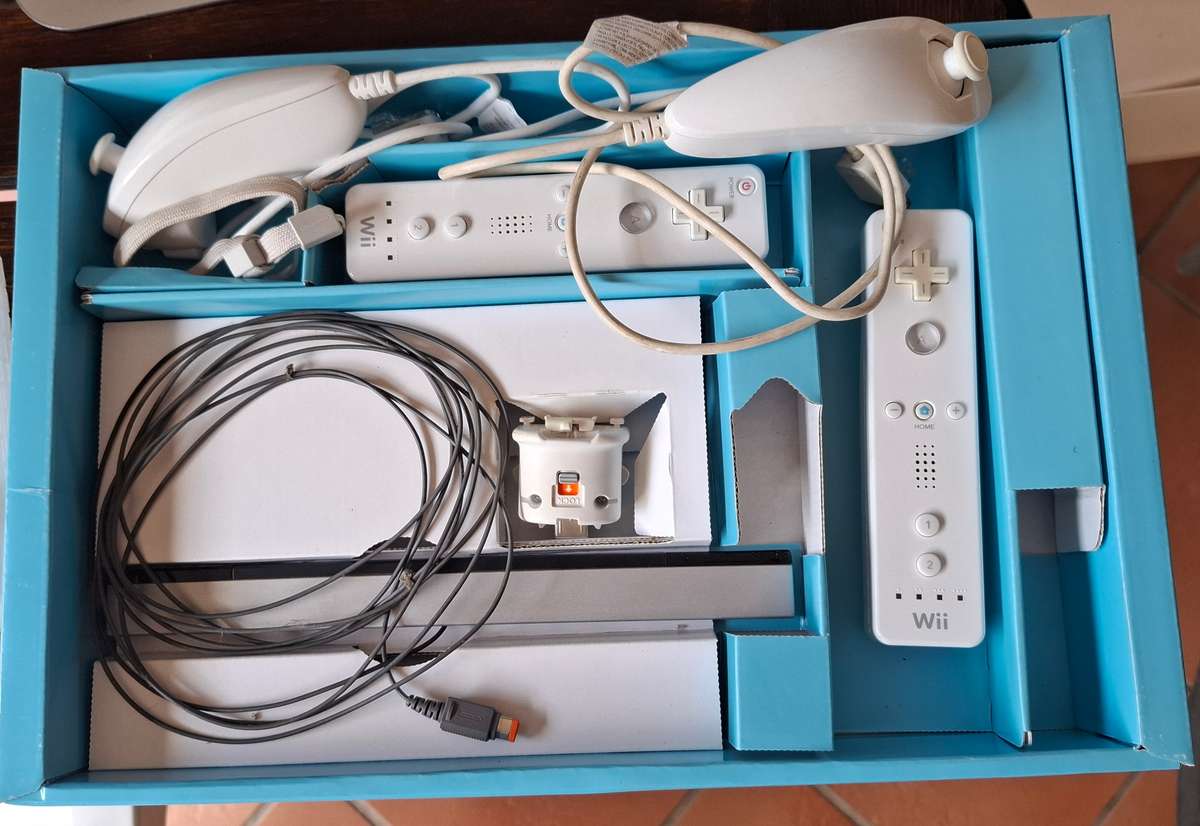 NINTENDO Wii CONSOLE plus extras