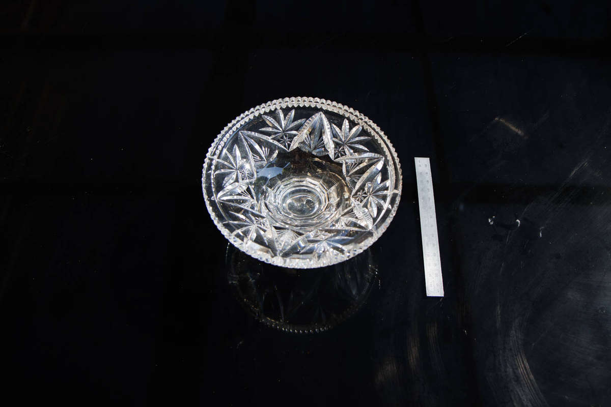 Elegant Vintage-Style Crystal Pedestal