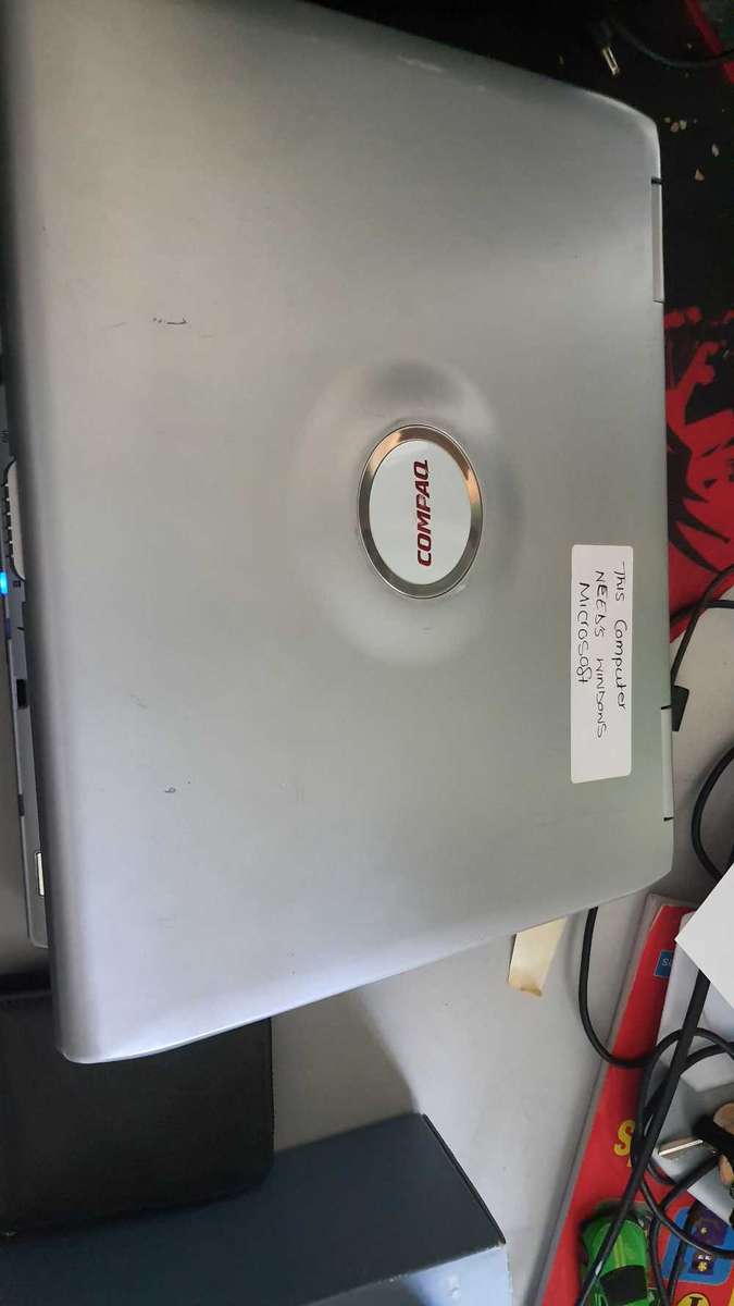 Compaq Pentium 4 laptop (Just needs windows)