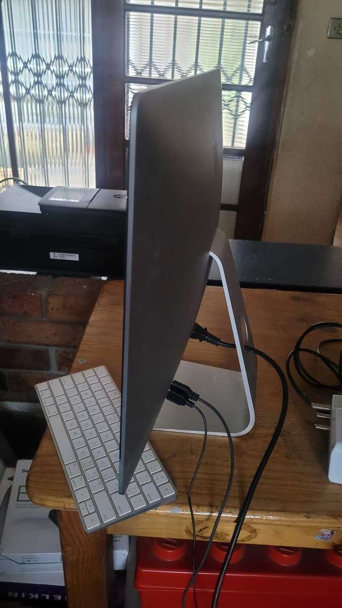 2013 Ultraslim 21' Retina Apple iMac | Quad Core i5, 8GB Ram, 1TB HDD
