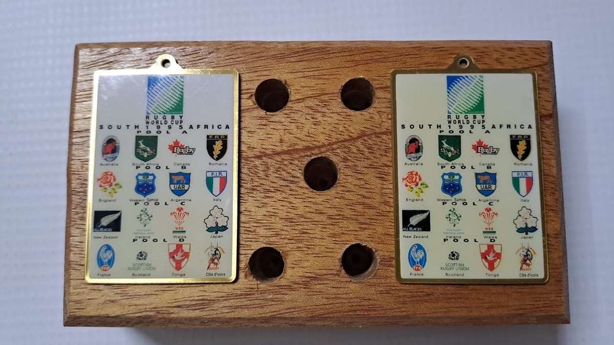 South Africa Rugby - 1995 WC 5 x Pens + 2 Keyrings on a wooden block. See description for collectors