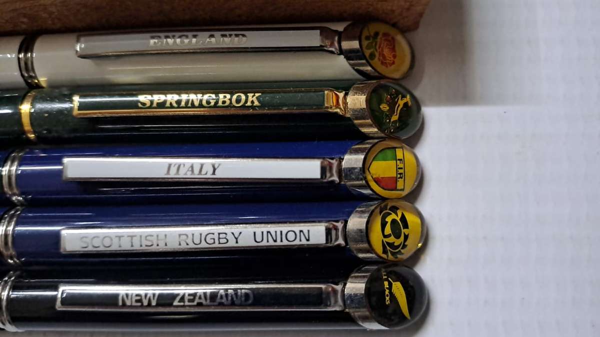 South Africa Rugby - 1995 WC 5 x Pens + 2 Keyrings on a wooden block. See description for collectors