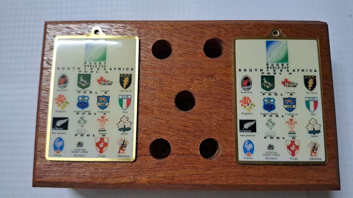 South Africa Rugby - 1995 WC 5 x Pens + 2 Keyrings on a wooden block.