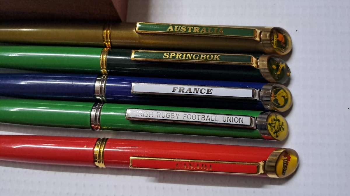 South Africa Rugby - 1995 WC 5 x Pens + 2 Keyrings on a wooden block.