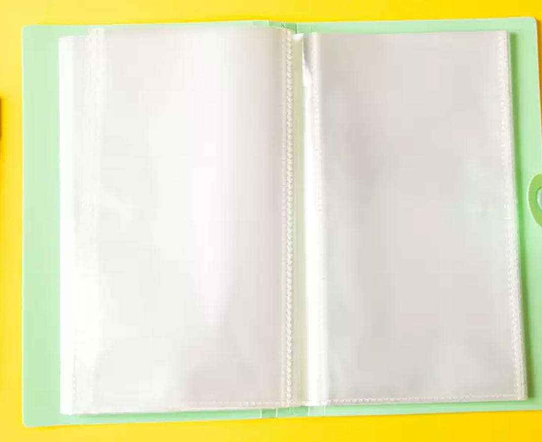 Bank Notes Album, 50 pages. (17cm x 9cm packet)
