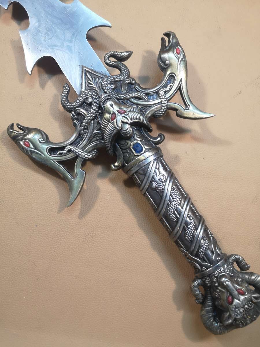 VERY LARGE & HEAVY FANTASY SWORD (1070mm)