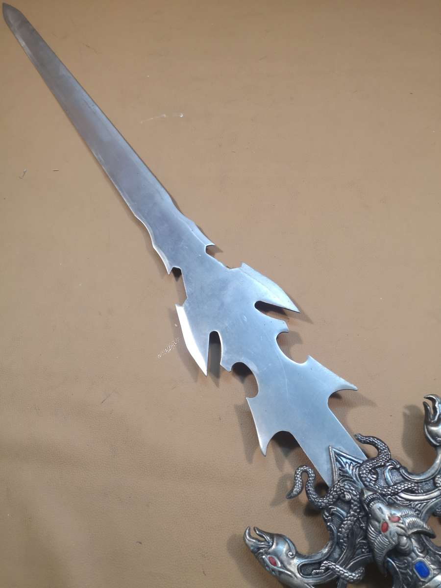 VERY LARGE & HEAVY FANTASY SWORD (1070mm)