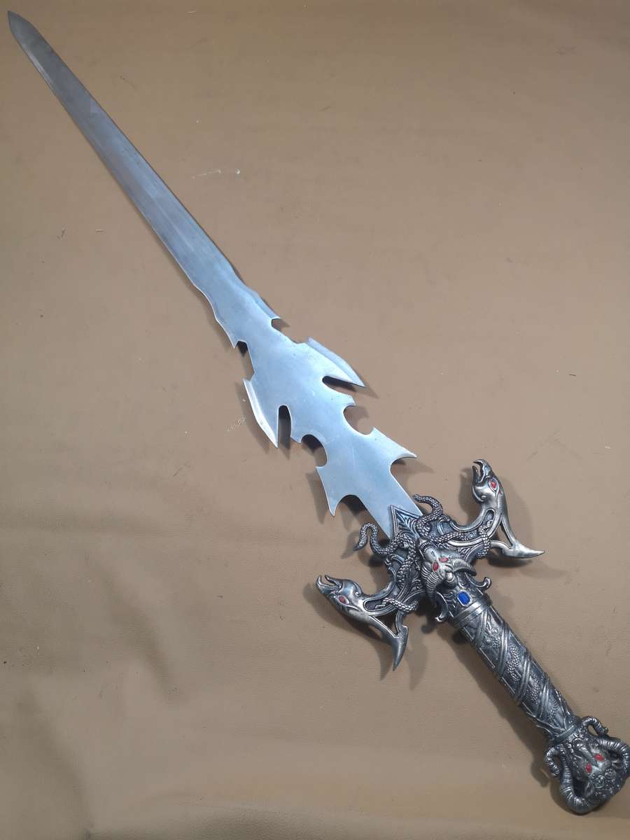 VERY LARGE & HEAVY FANTASY SWORD (1070mm)