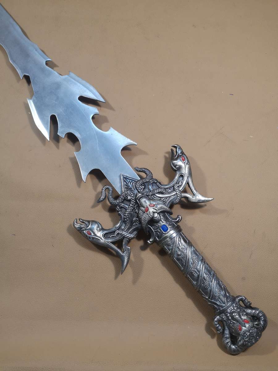 VERY LARGE & HEAVY FANTASY SWORD (1070mm)