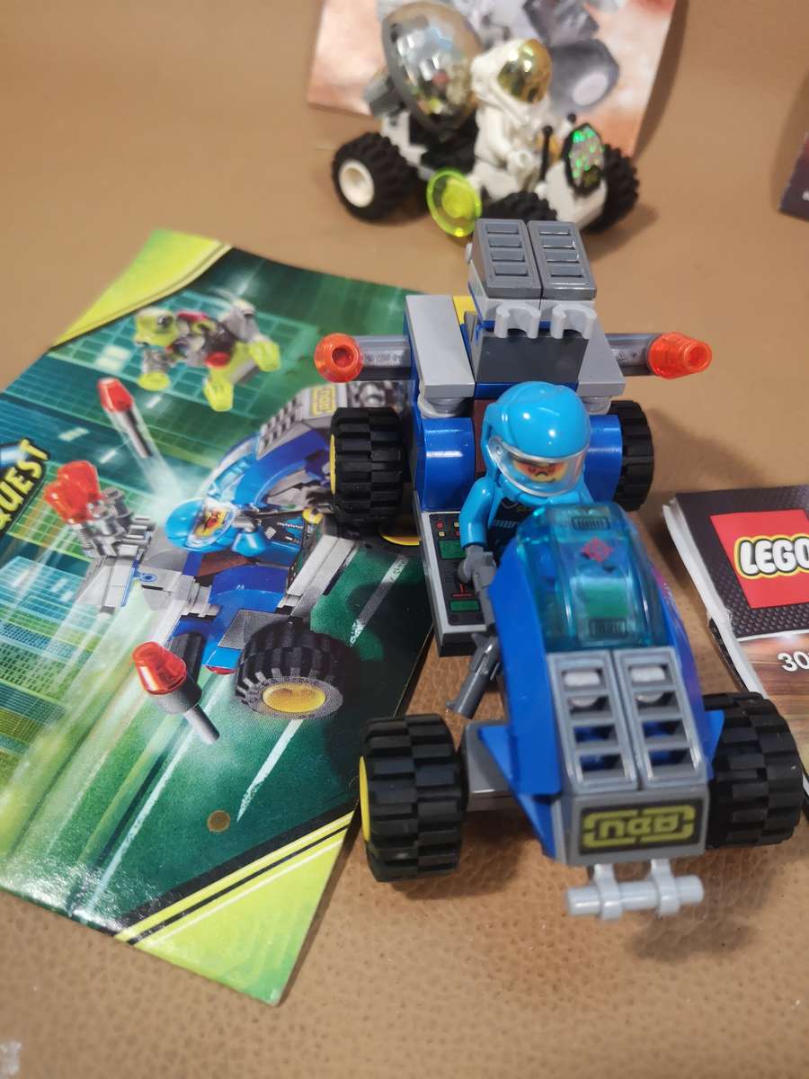 COLLECTION OF VINTAGE LEGO MODELS COMPLETE WITH MANUALS