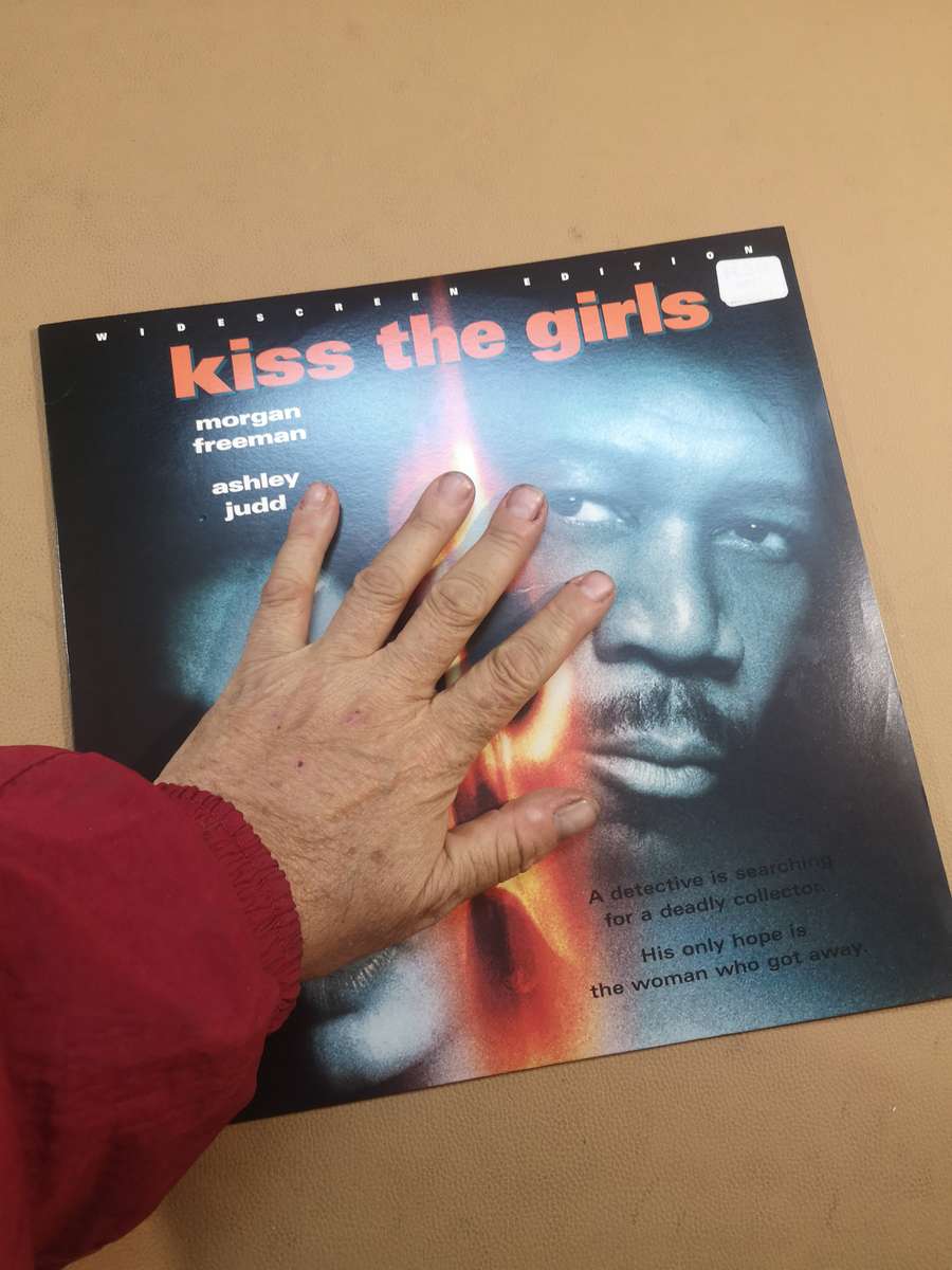 KISS THE GIRLS-Morgan Freeman hunts Casanova killer who kidnapped his niece laserDisc